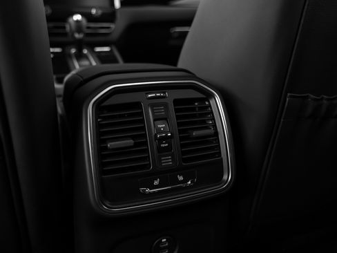 Certified 2025 Porsche Macan image 40