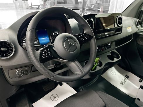 Used 2025 Mercedes-Benz Sprinter 2500 image 10