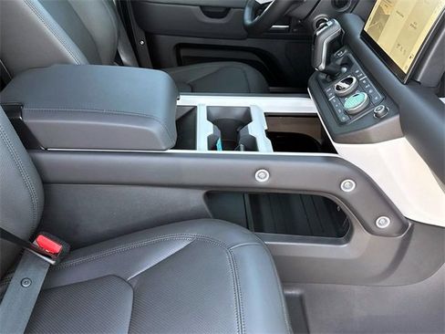 New 2025 Land Rover Defender 130 X-Dynamic SE image 8
