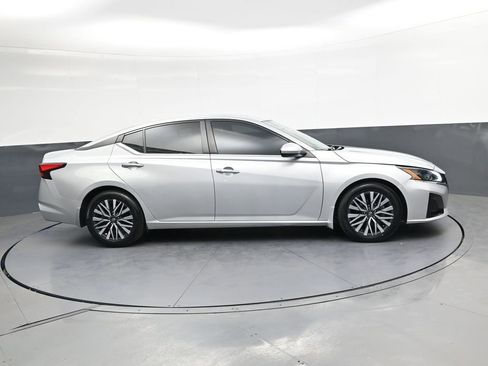 Used 2023 Nissan Altima 2.5 SV w/ SV Premium Package FWD image 4