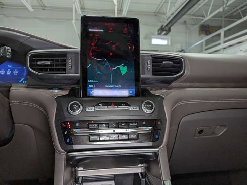 Used 2020 Ford Explorer Platinum w/ Premium Technology Package image 35