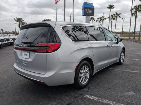 Used 2024 Chrysler Pacifica Touring-L image 4