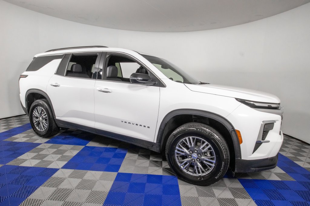 Used 2025 Chevrolet Traverse LT FWD image 4