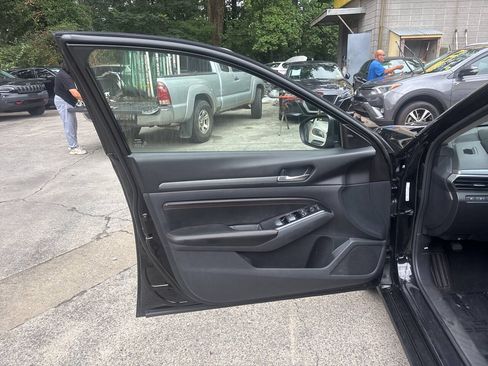 Used 2023 Nissan Altima 2.5 SR FWD image 10