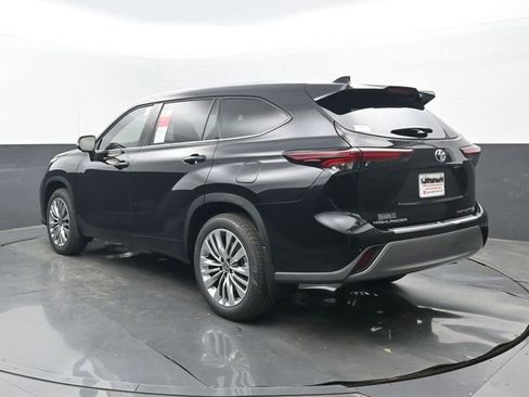 New 2026 Toyota Highlander Platinum image 3