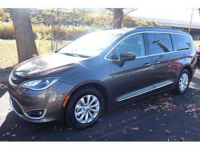 Used 2017 Chrysler Pacifica Touring-L FWD image 1