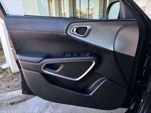 Used 2025 Kia Soul LX w/ LX Technology Package FWD image 18