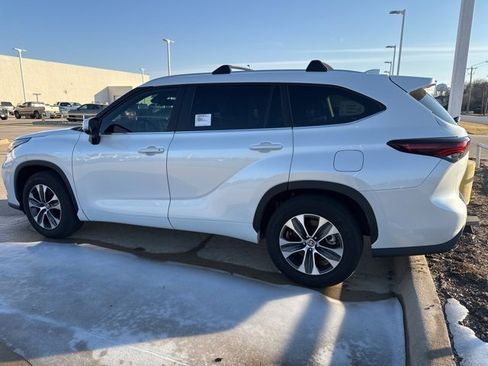Used 2024 Toyota Highlander XLE image 6