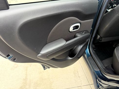 Used 2017 Kia Soul + image 13