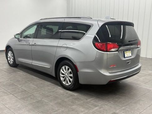 Used 2018 Chrysler Pacifica Touring-L FWD image 4