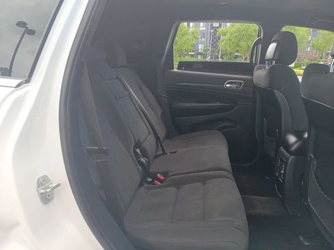 Used 2017 Jeep Grand Cherokee Laredo RWD image 12