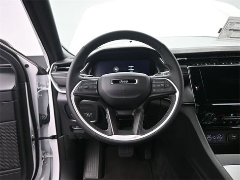 Used 2024 Jeep Grand Cherokee Laredo image 27