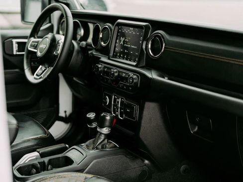 Used 2021 Jeep Gladiator Overland image 16