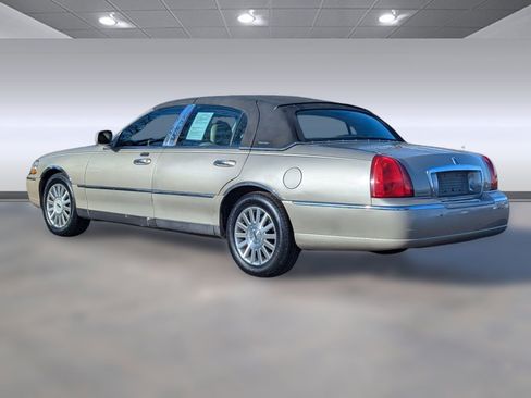 Used 2004 Lincoln Town Car Signature image 3
