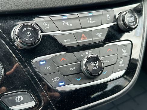 Used 2025 Chrysler Pacifica Select image 18