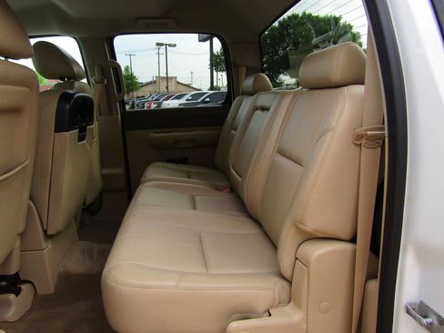 Used 2014 Chevrolet Silverado 2500 LT w/ Interior Plus Package RWD image 9