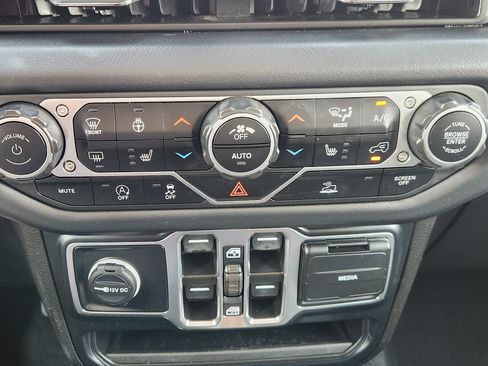 Used 2024 Jeep Wrangler Unlimited Sahara AWD/4WD image 18