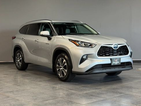 Used 2020 Toyota Highlander XLE AWD/4WD image 3