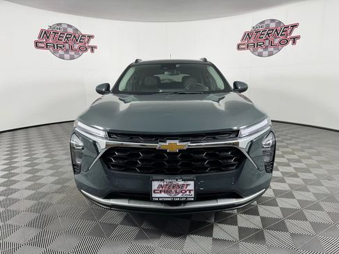 Used 2025 Chevrolet Trax LT w/ Driver Confidence Package image 2