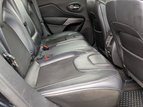 Certified 2019 Jeep Cherokee Latitude Plus w/ Cold Weather Group AWD/4WD image 28