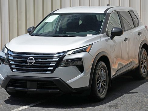 Used 2025 Nissan Rogue S FWD image 40