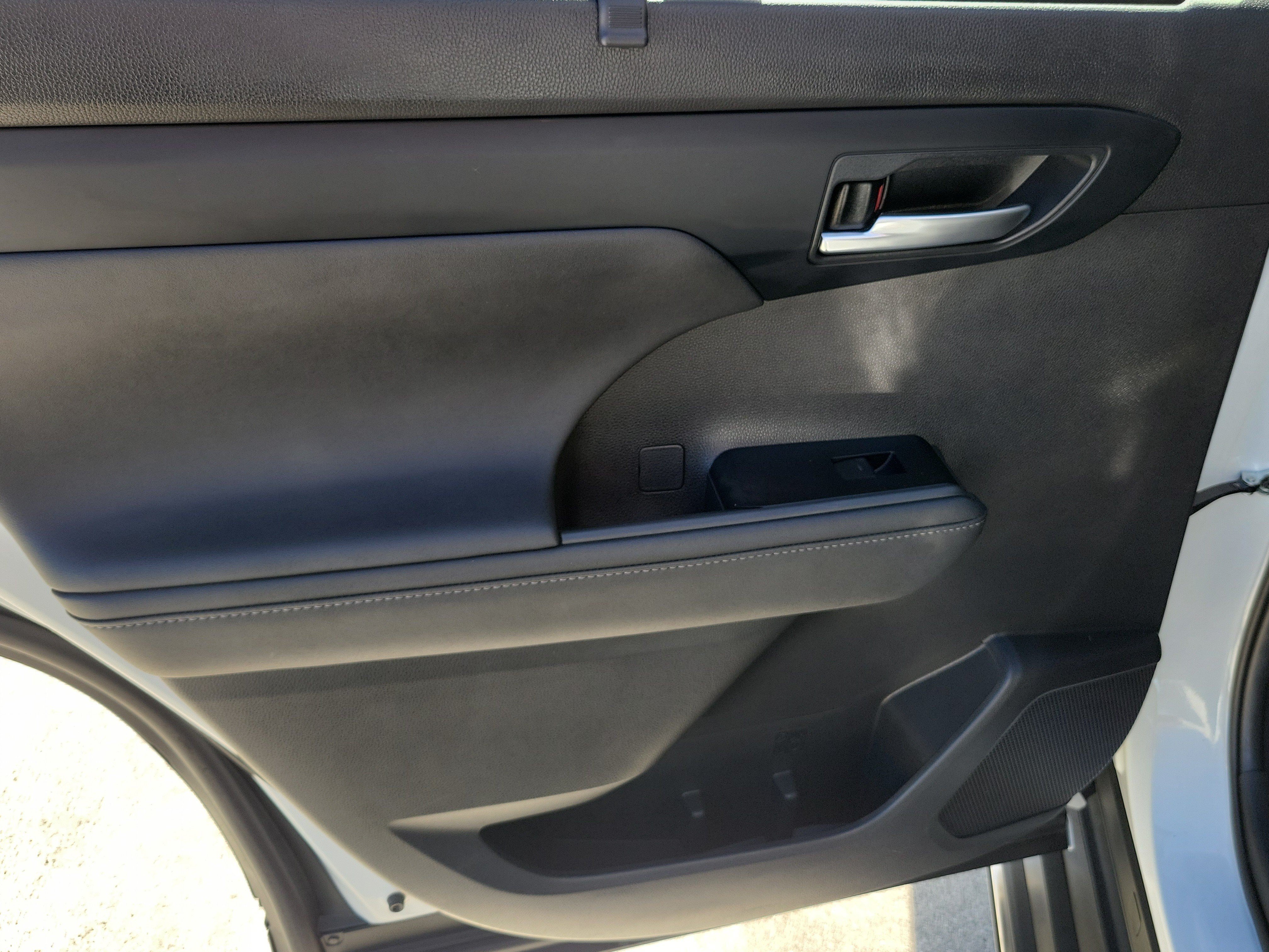 Used 2023 Toyota Highlander XLE FWD image 12