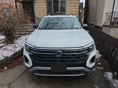 Used 2024 Volkswagen Atlas Peak Edition SE image 2