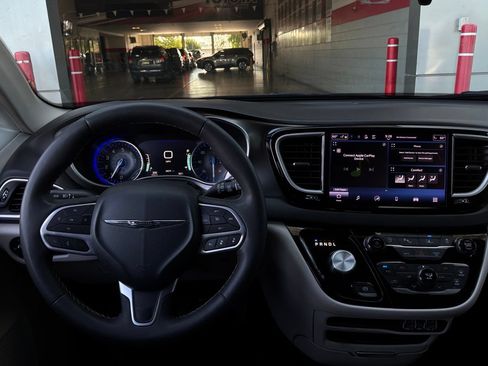 Used 2024 Chrysler Pacifica Touring-L FWD image 17