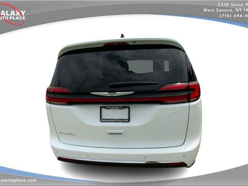 Used 2024 Chrysler Pacifica Touring-L FWD image 6