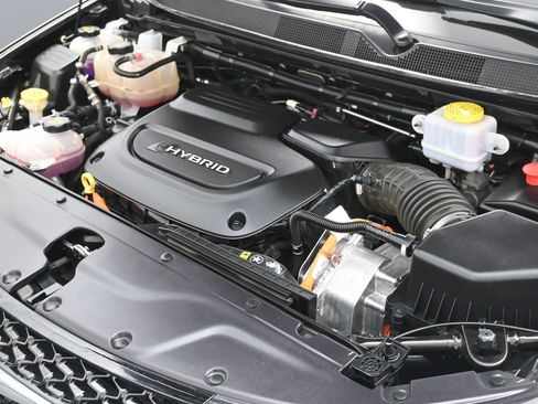 Used 2023 Chrysler Pacifica Limited FWD image 30