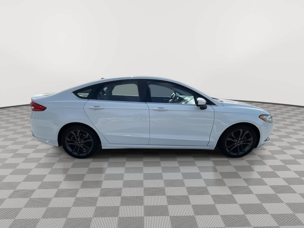 Used 2018 Ford Fusion SE w/ Equipment Group 201A FWD image 15
