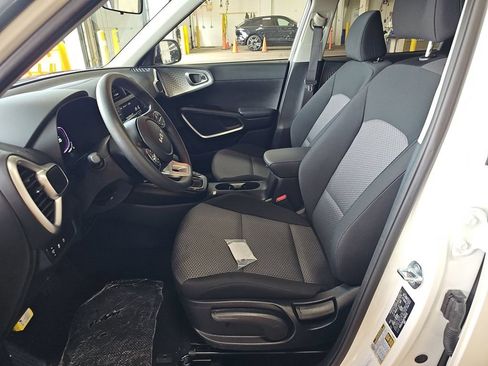 Used 2025 Kia Soul LX w/ LX Technology Package FWD image 5