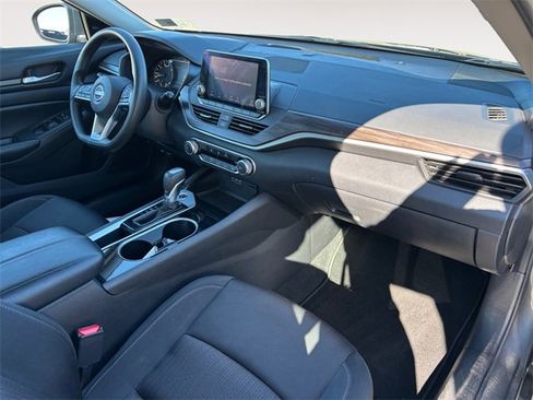 Used 2024 Nissan Altima 2.5 SV image 10