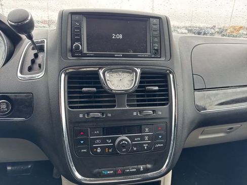 Used 2016 Chrysler Town & Country Touring w/ Driver Convenience Group image 10