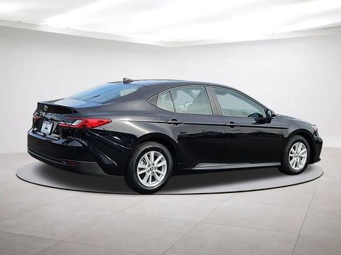 Used 2025 Toyota Camry LE image 7