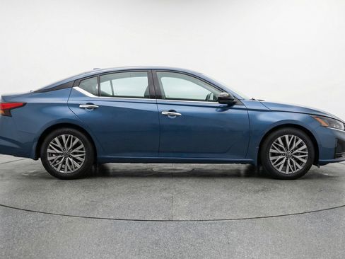 Used 2025 Nissan Altima 2.5 SV image 11
