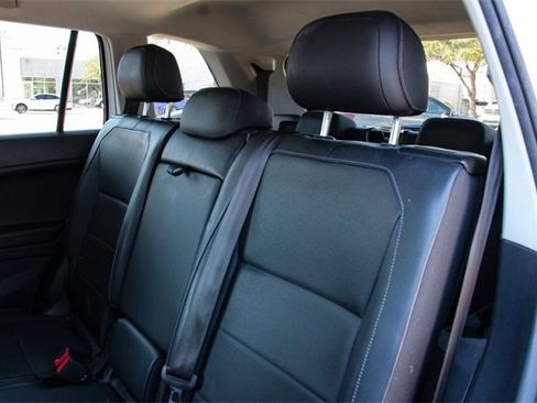 Used 2020 Volkswagen Tiguan SE w/ Panoramic Sunroof Package image 40