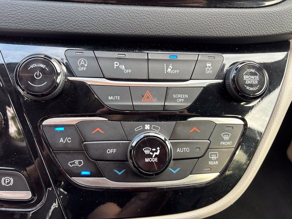 Used 2024 Chrysler Pacifica Touring-L FWD image 26