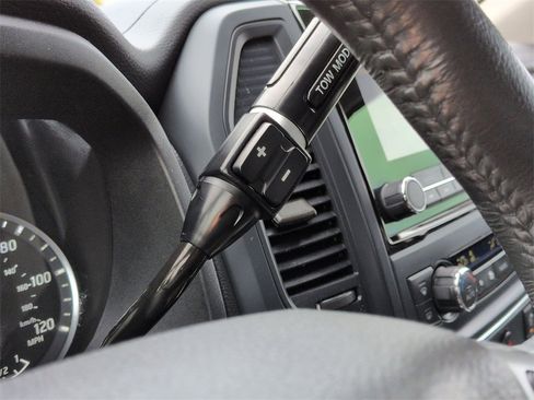 Used 2024 Nissan Titan SV w/ SV Convenience Package image 11