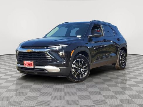 Used 2025 Chevrolet TrailBlazer LT FWD image 2