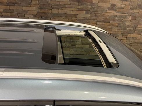 Used 2022 Toyota Highlander XLE AWD/4WD image 2
