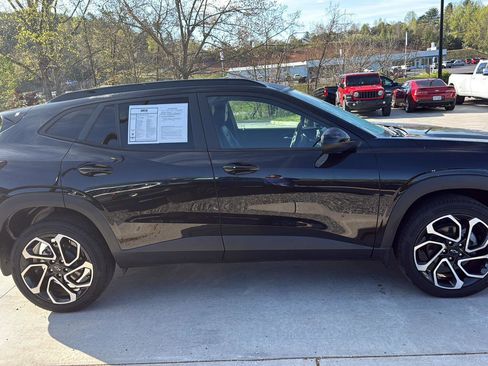 Used 2025 Chevrolet Trax RS w/ Driver Confidence Package FWD image 3