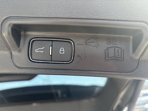 Used 2022 Ford Explorer XLT image 8