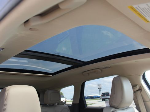 Used 2022 Lincoln Corsair AWD w/ Premium Package image 26