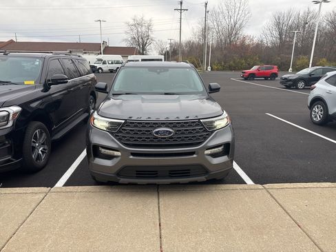 Used 2022 Ford Explorer XLT w/ Equipment Group 202A image 3