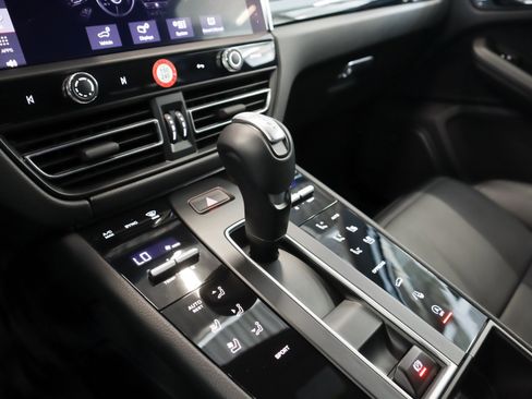 Certified 2025 Porsche Macan image 15