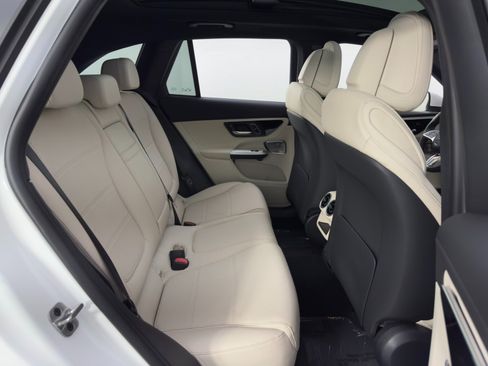 Used 2025 Mercedes-Benz GLC 300 4MATIC image 44