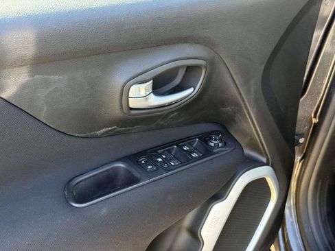 Used 2019 Jeep Renegade Latitude AWD/4WD image 33