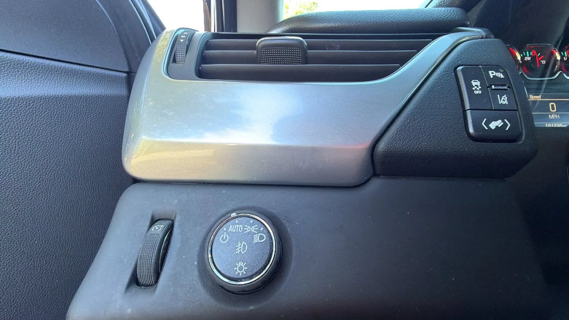 Used 2015 Chevrolet Suburban LT RWD image 19
