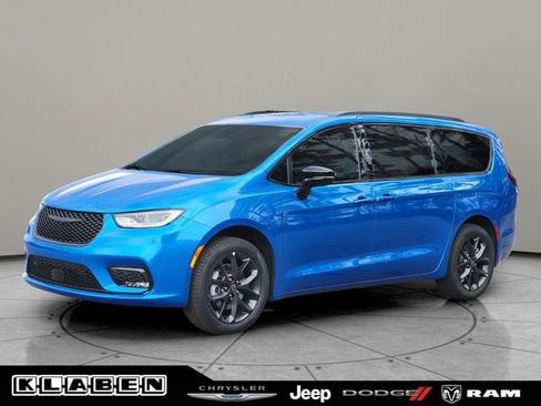 New 2026 Chrysler Pacifica Select AWD/4WD image 1